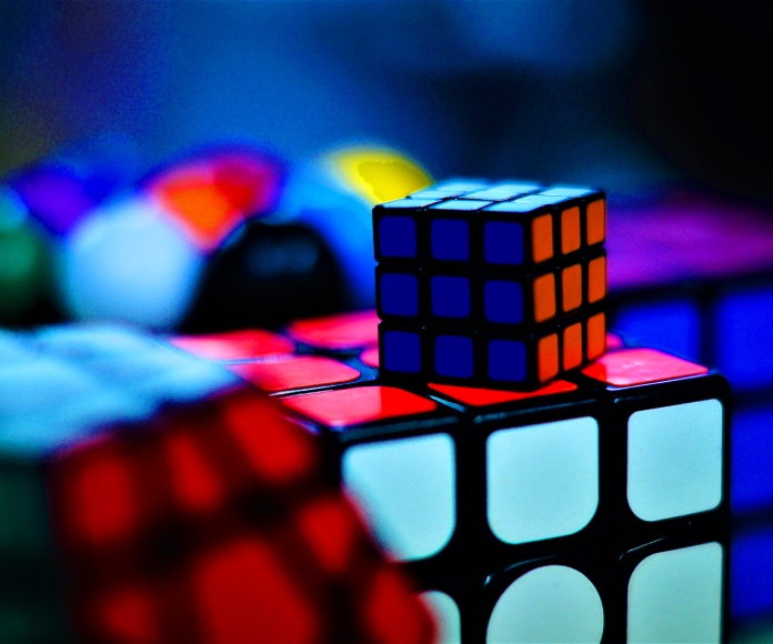 Cubos de rubik apilados.