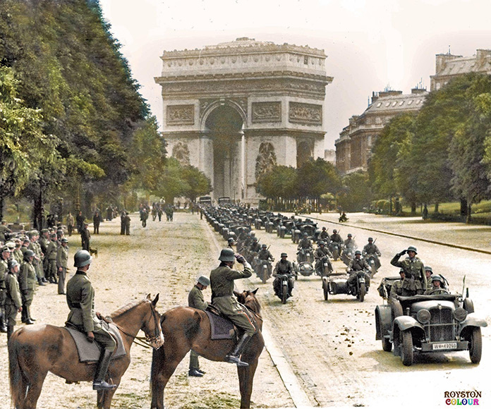 El ejército alemán de ocupación en su paso por el Arco del Triunfo de París el 14 de junio de 1940.