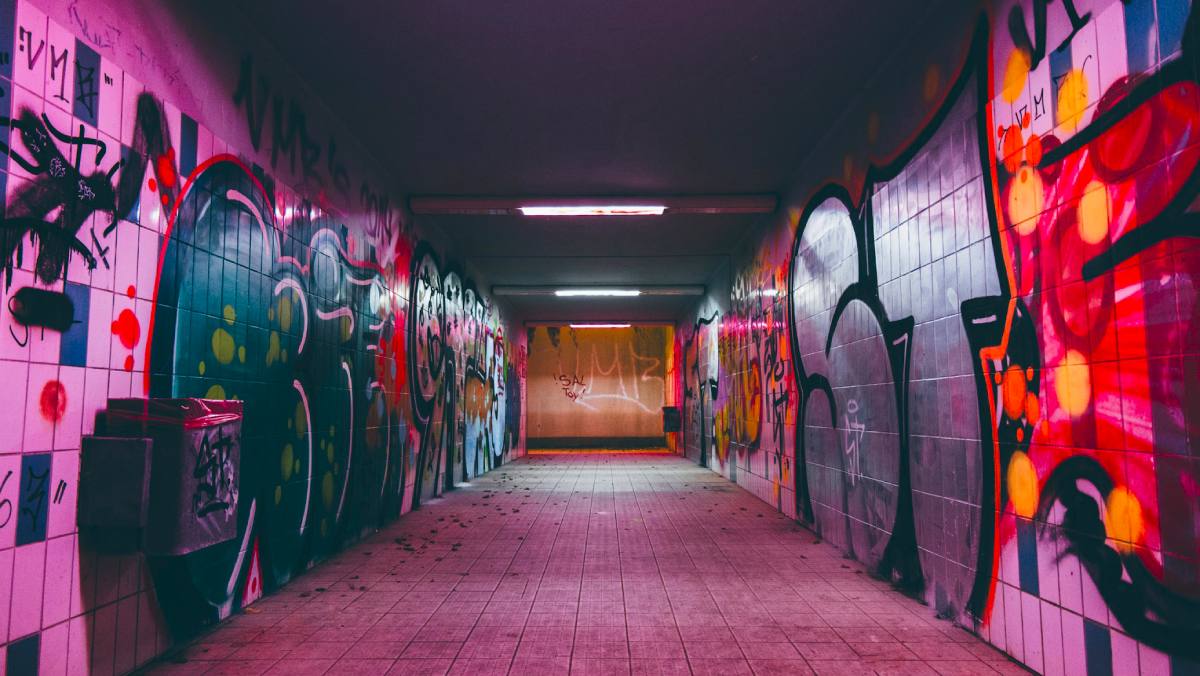 El arte del graffiti en las grandes ciudades: artistas emblemáticos, su rol en la regeneración urbana y su aceptación como forma de arte
