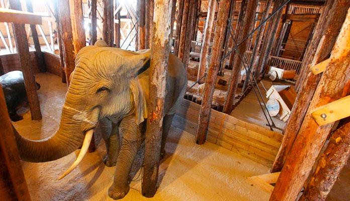 Escultura de elefante en el interior de la réplica del arca de Noé. 