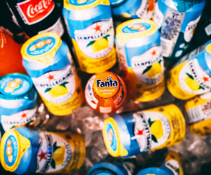 Chapa de una botella de Fanta que resalta entre otras sodas difíciles de reconocer.