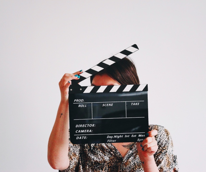 Mujer sosteniendo un elemento del cine.