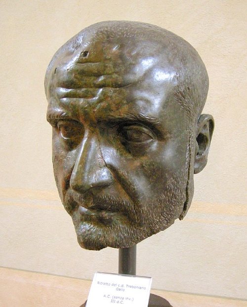 Rostro de Treboniano Galo, uno de los emperadores romanos de la época de la anarquía militar