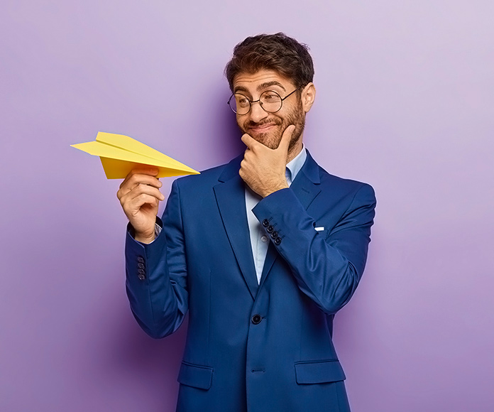 emprendedor con un avión de papel en la mano