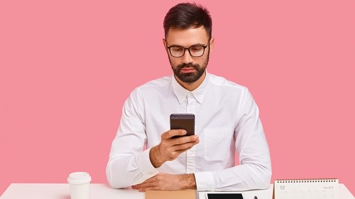 emprendedor sentado en una mesa haciendo cálculos