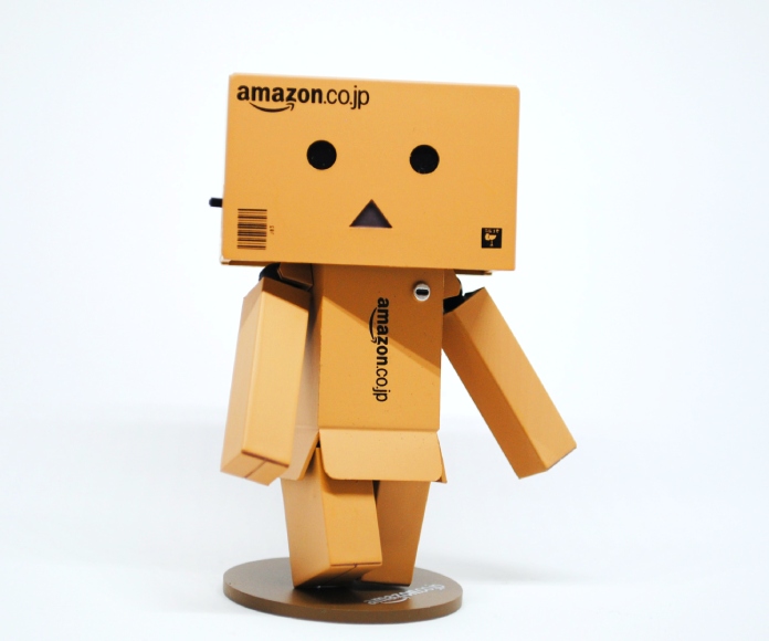 Muñeco hecho de cajas de Amazon.