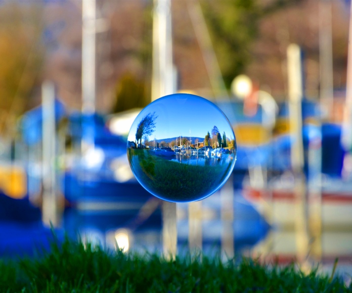 Esfera de vidrio en un ambiente exterior.