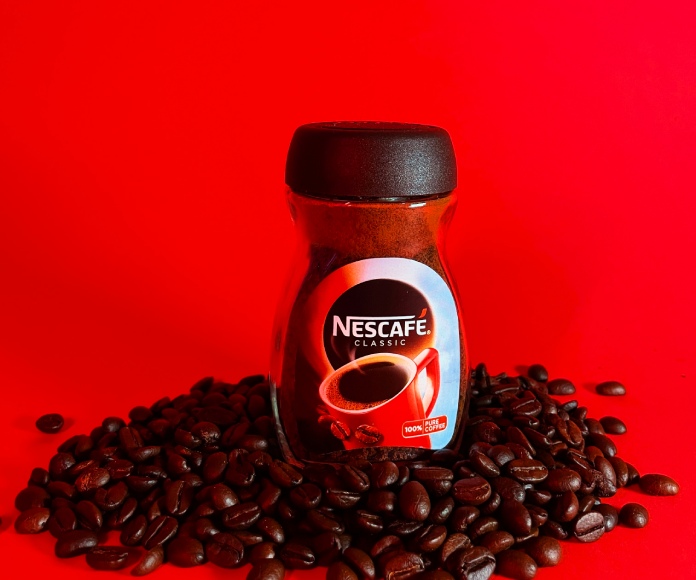 Nescafe junto con granos de café.