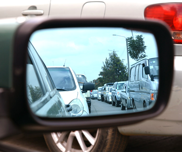 Coches en un atasco vistos desde un retrovisor