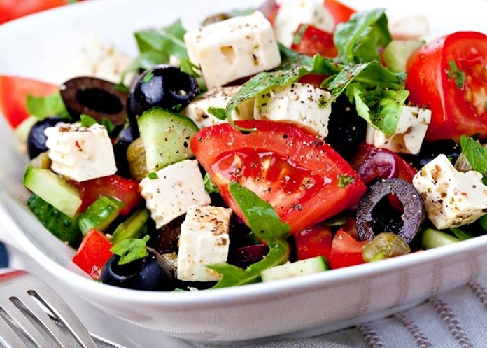 Ensalada con tomate, queso, aceitunas, pepino, rúcula...