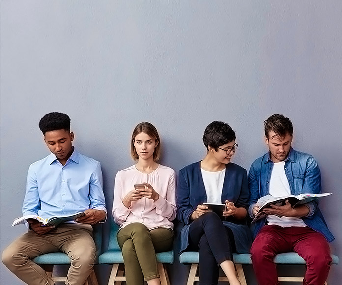 Cuatro jóvenes esperando su turno para una entrevista de trabajo