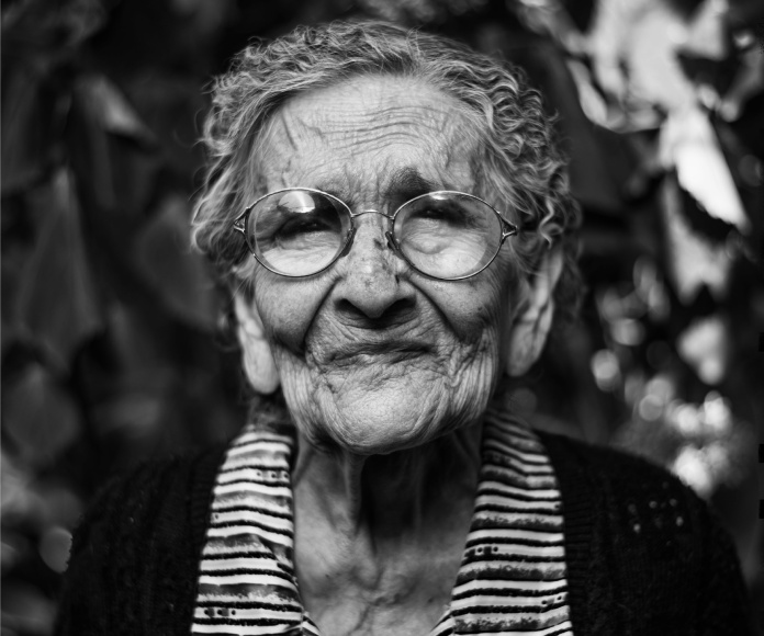 Mujer de tercera edad en blanco y negro.