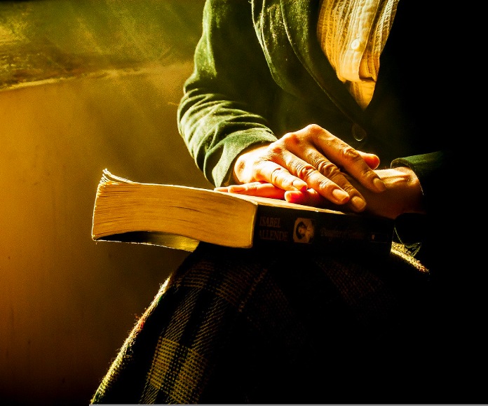 Mujer con un libro en las manos.