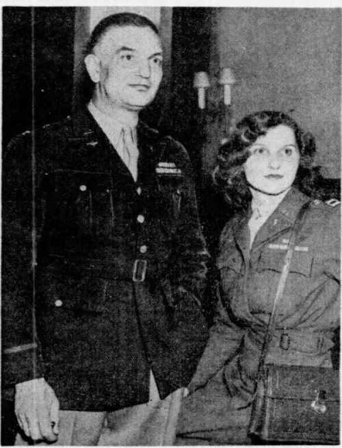Alice Bradley Sheldon junto a un compañero del ejército.