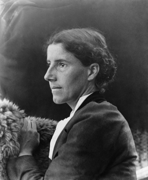 Retrato de Charlotte Perkins Gilman.