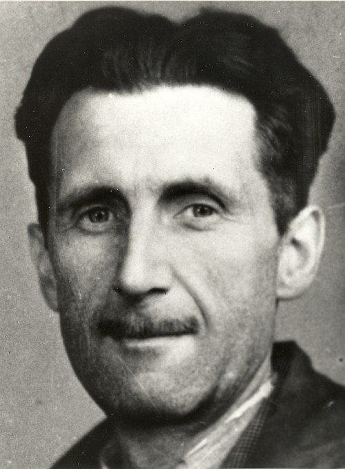 La imagen en blanco y negro muestra el carnet de prensa de Orwell.