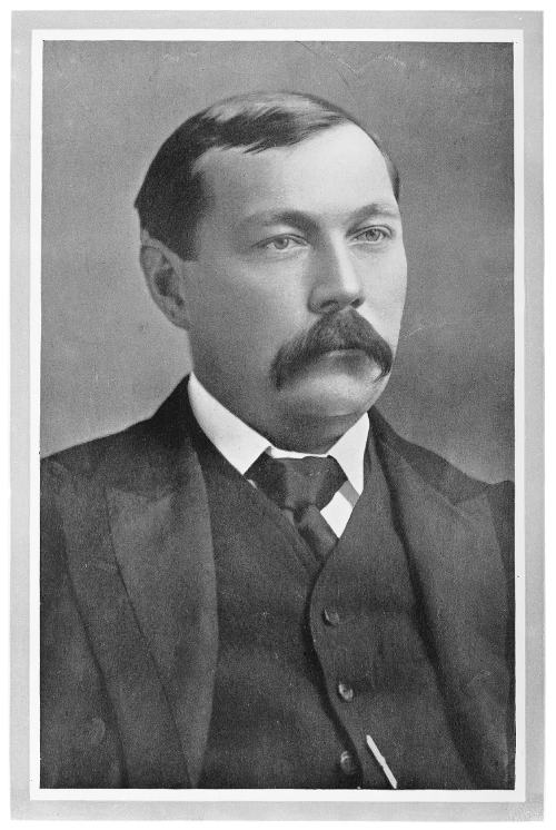 En la imagen se muestra a Sir Conan Doyle retratado en blanco y negro.