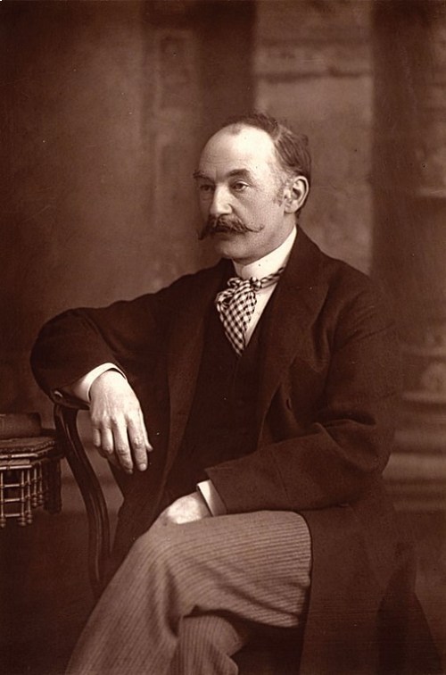 Imagen en color sepia de Thomas Hardy, quien posa de perfil.