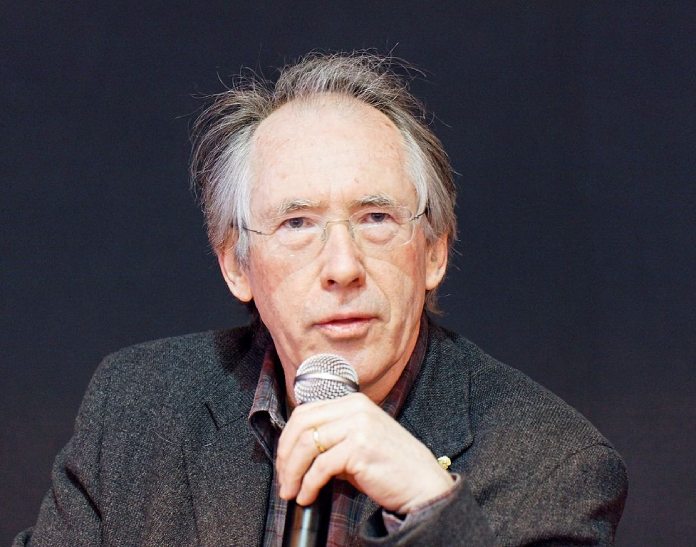 Ian McEwan en el festival del libro de París de 2011.