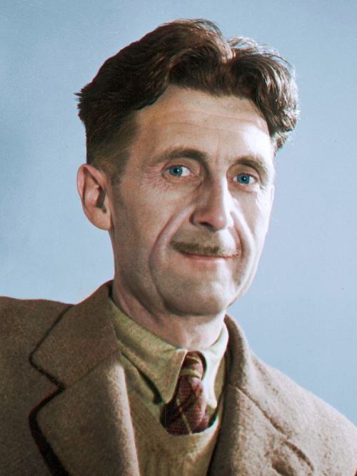 Orwell sonríe levemente a la cámara en un retrato sencillo. 