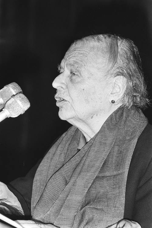 Marguerite se dirige al público en 1983. Imagen en blanco y negro.