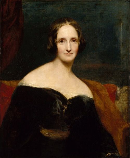 Mary Shelley es retratada en un cuadro al óleo a color. Luce un vestido negro con los hombros descubiertos.
