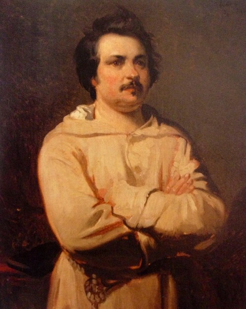 Balzac posa para el retrato con kos brazos cruzados vistiendo una túnica color crema.