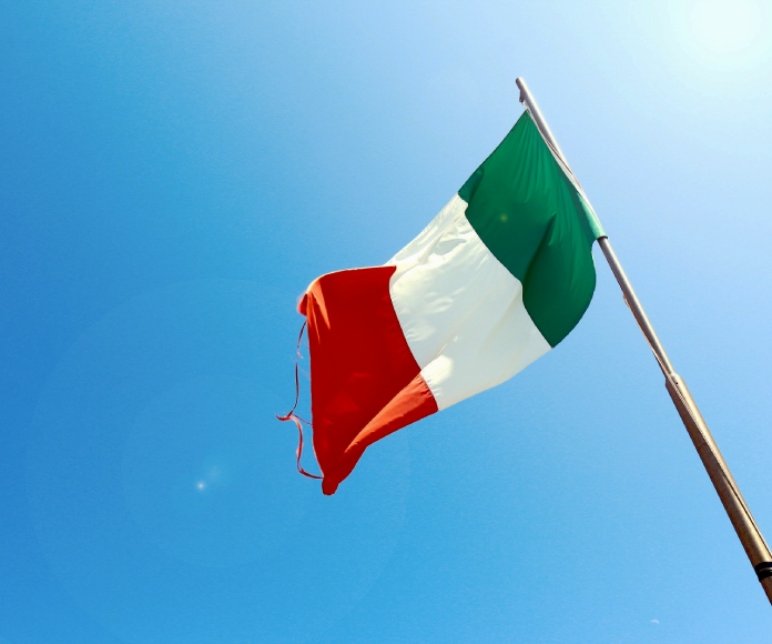 Bandera italiana ondeando.