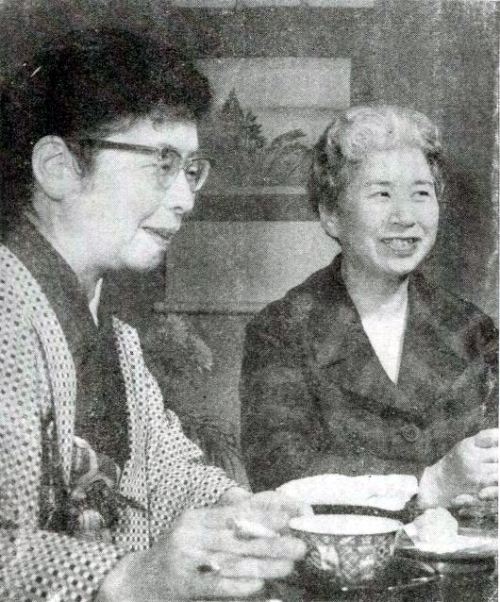  Fumiko en una foto en blanco y negro, sentada a lado de su amiga Motoko Morita.