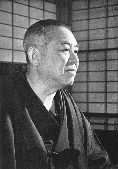 Tanizaki de perfil fotoradiado en blanco y negro.