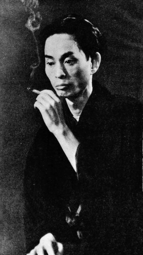 Imagen en blanco y negro de Kawabata fumando un cigarrillo.