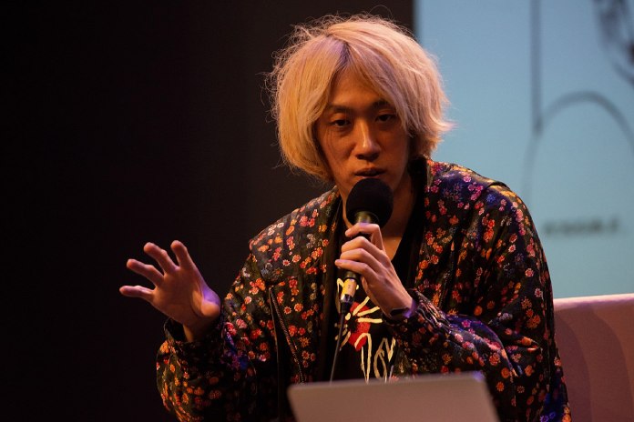 Asano hablando al público en el  Festival International de la Bande Dessinée d'Angoulême, en 2020 .