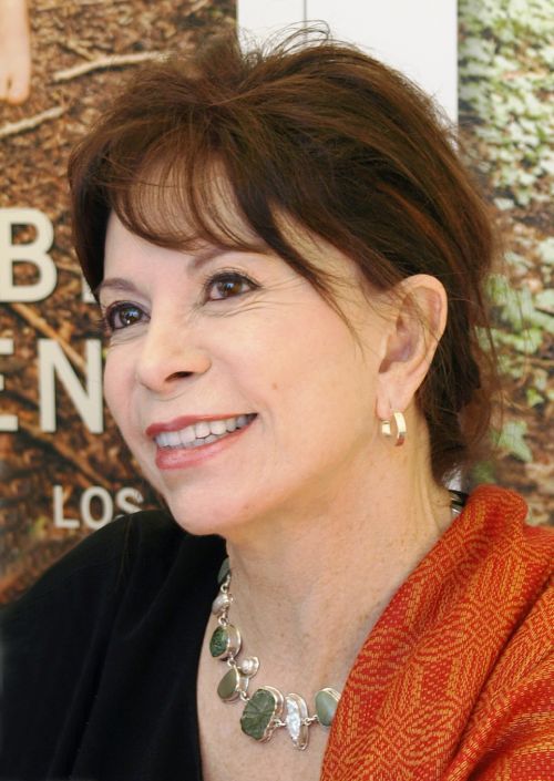 Isabel Allende con la mirada hacia arriba sonriendo. 