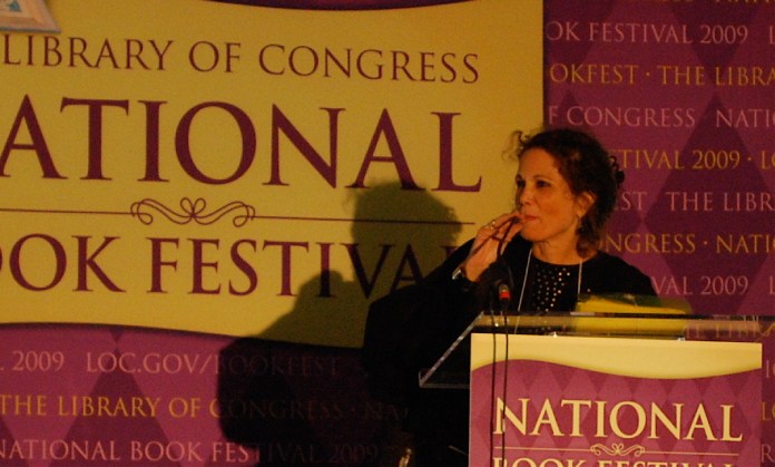 Julia Álvarez hablan en podio frente al público del National Book Festival