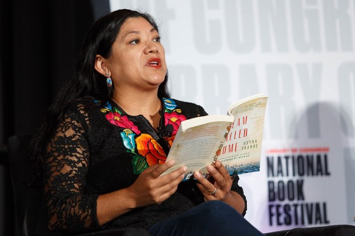 Reyna Grande habla en el panel del Festival Nacional del Libro, 2019.