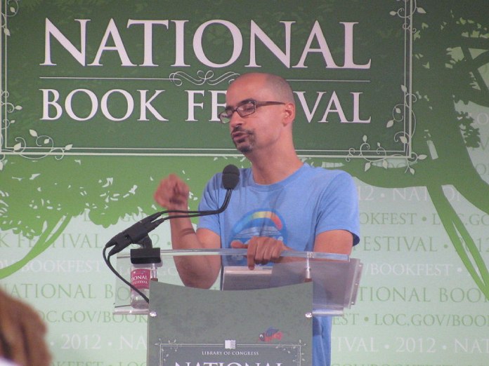 Juntot Díaz se dirige a los presentes desde el podio. 