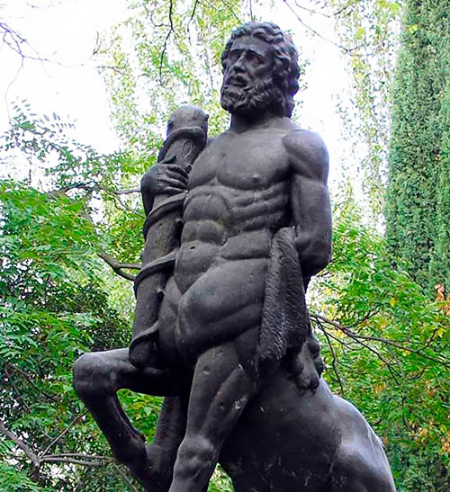 Centauro Quirón (Monumento al Doctor Félix Cerrada) / Obra de Frank Norton (réplica en bronce de la original realizada por el escultor Pascual Salaverri en el año 1921)