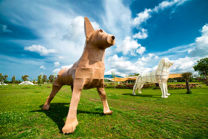 Esculturas de perros en el exterior 