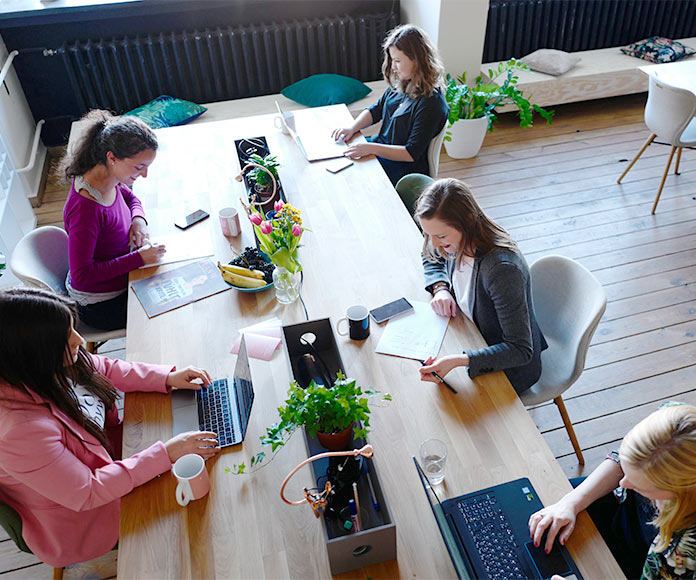 Mujeres trabajando en un coworking