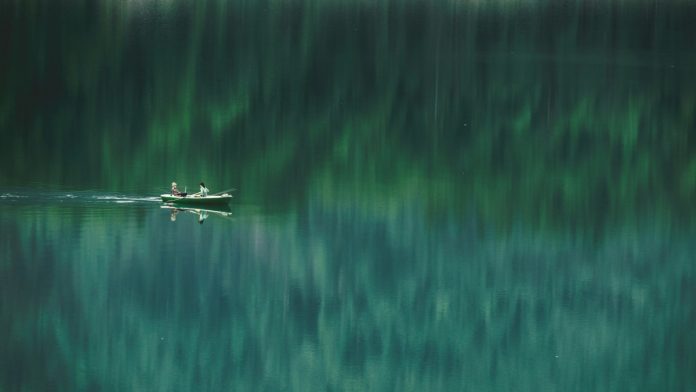 Espejismos y fenómenos ópticos naturales en el reflejo del agua