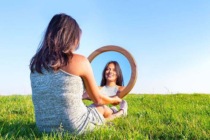 Mujer mirándose en el espejo