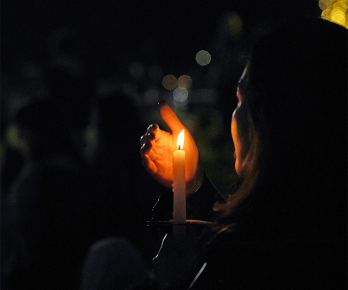 Mujer sosteniendo una vela encendida