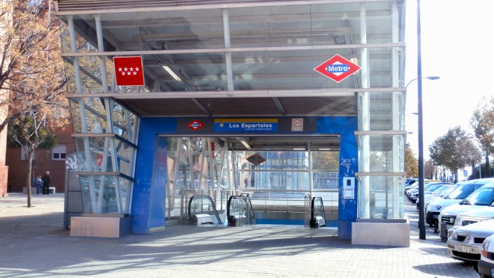 Acceso a la estación de metro de Los Espartales en Getafe