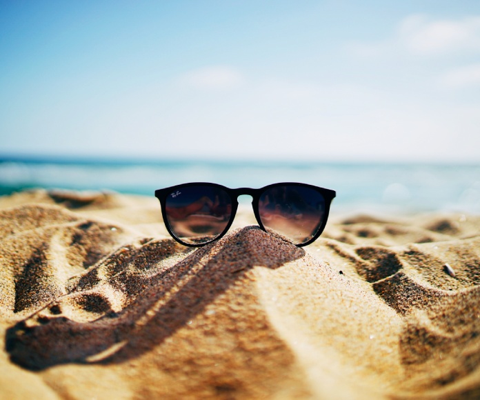 Lentes de playa en la arena.