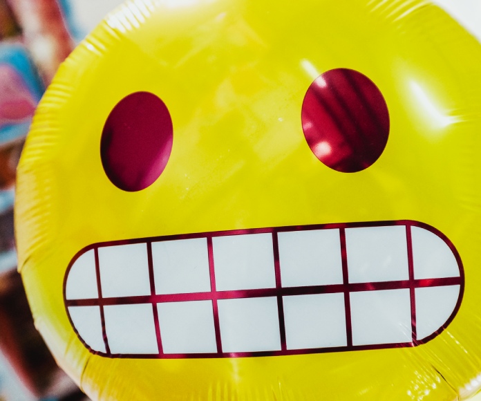 Cara sonriente en un globo.