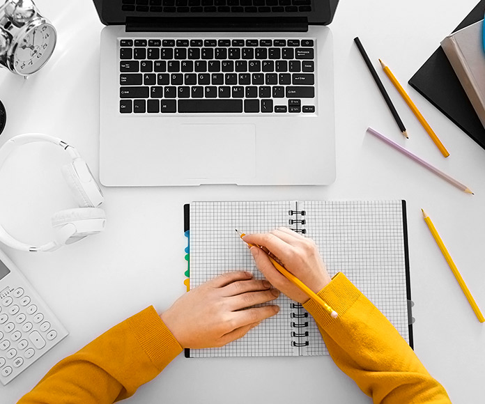 estudiante siguiendo una formación a distancia