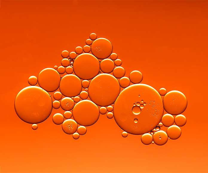 burbujas sobre fondo naranja
