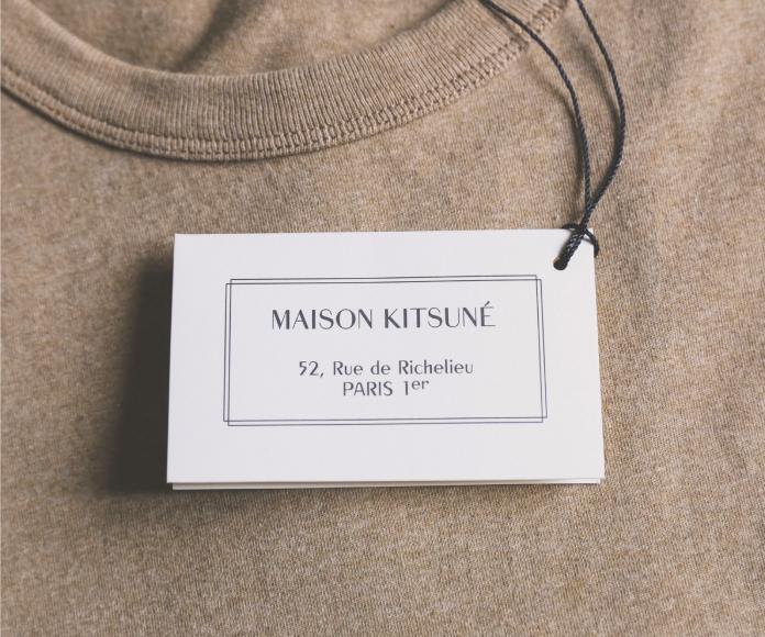 Ropa con etiqueta de cartón