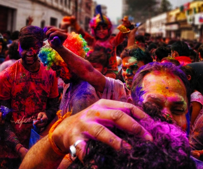 Personas celebrando.