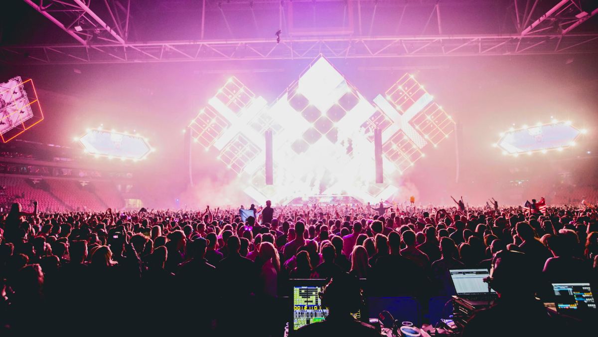La evolución de la música electrónica y su influencia en la cultura juvenil del siglo XXI